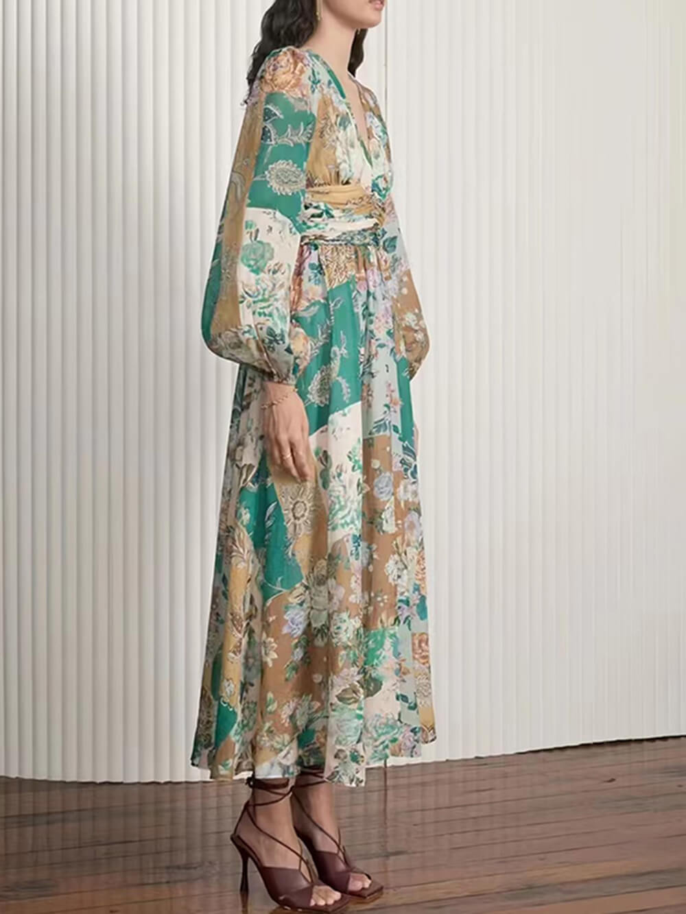 Handbemaltes, bedrucktes Midikleid mit V-Ausschnitt und Taille