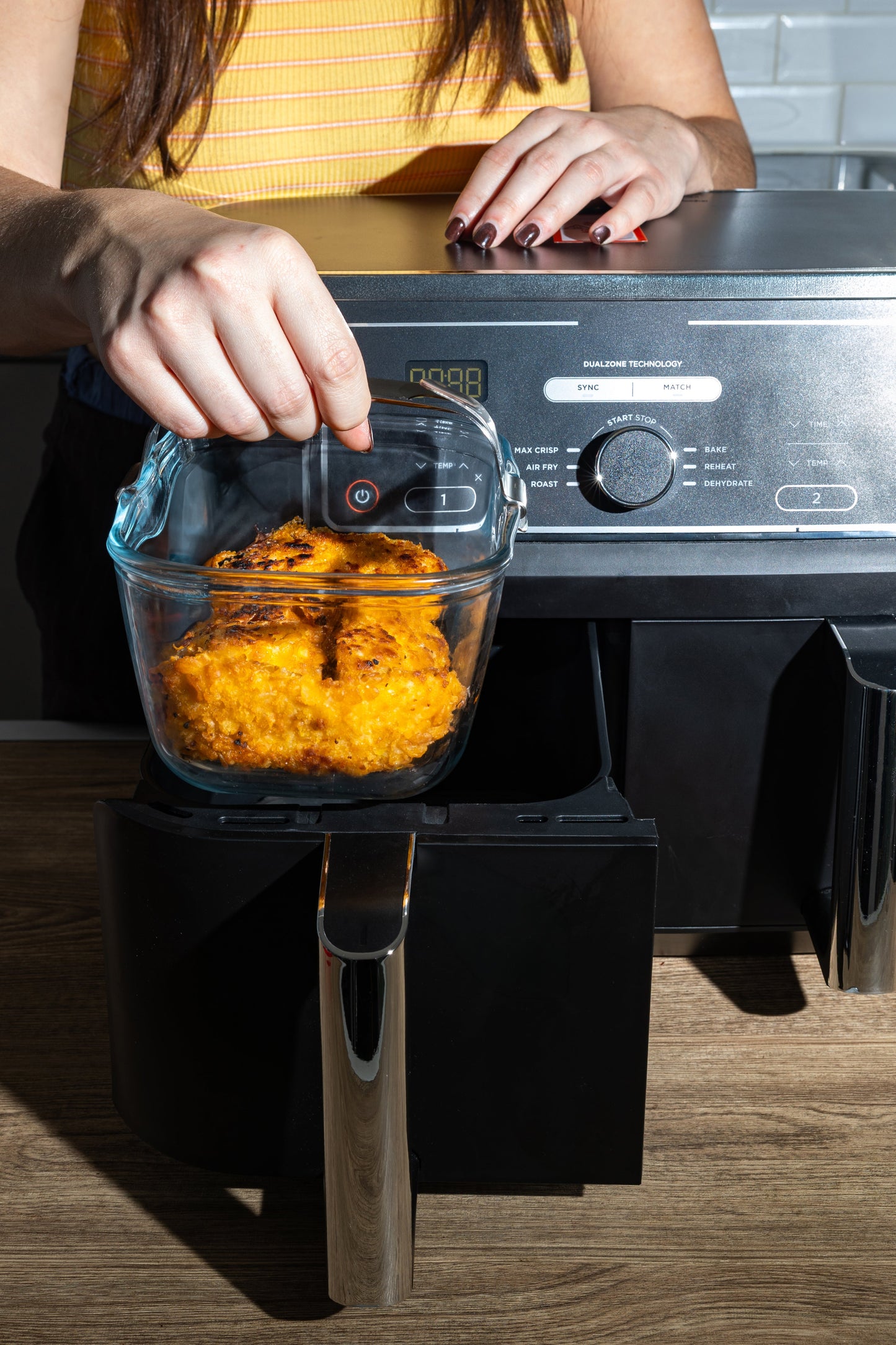 Glass airfryer dish with removable handle