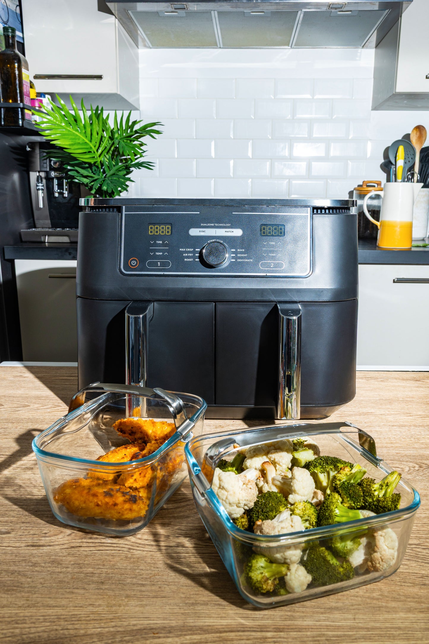 Glass airfryer dish with removable handle